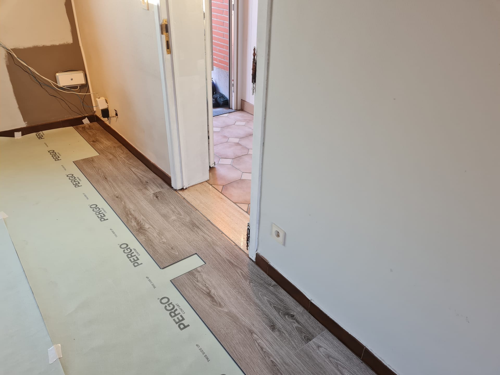 Pose d'un parquet Pergo par Renovsol à domicile Suisse